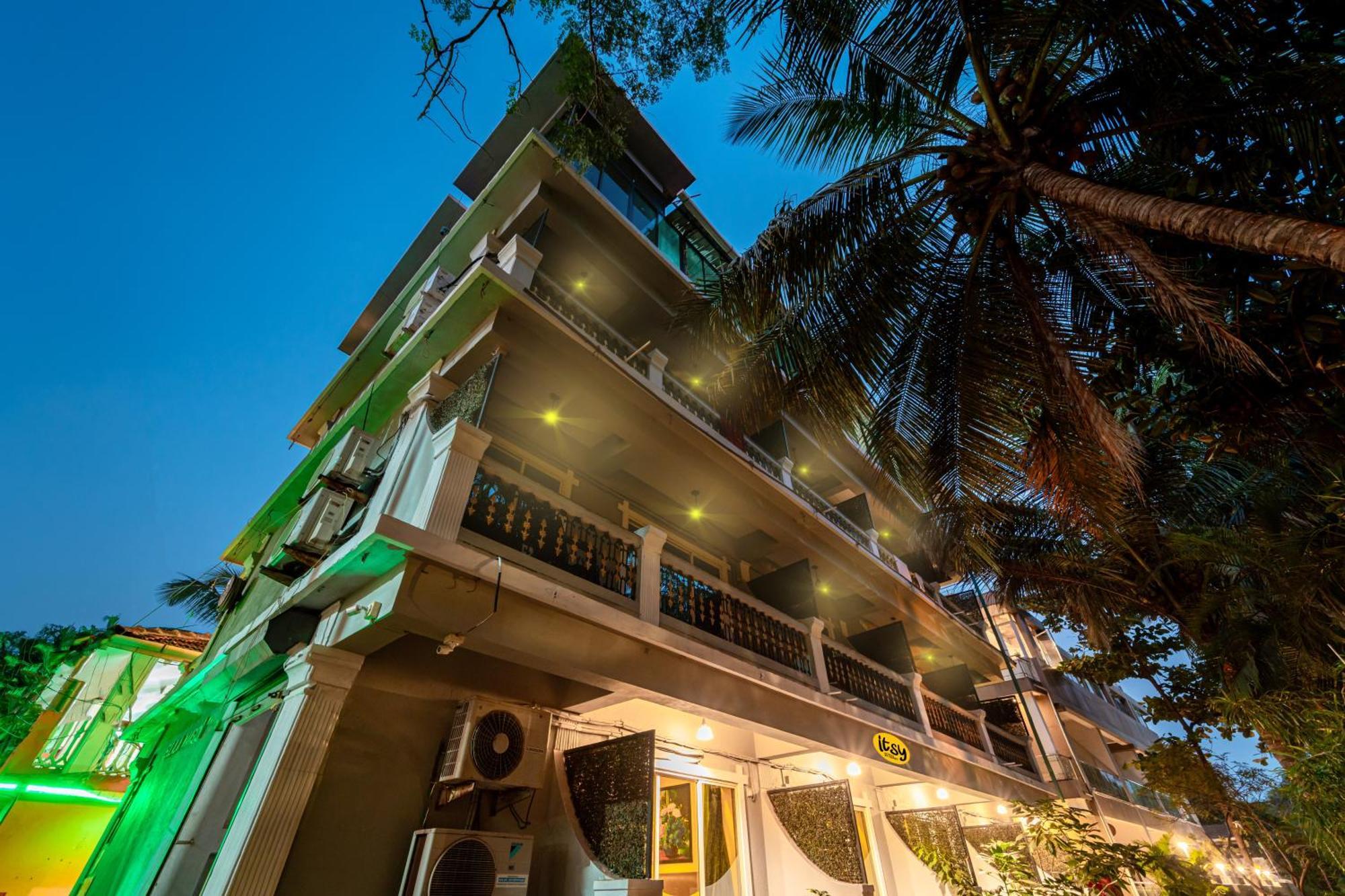 Resort Adam'S Beach Resort By Banda Trips Baga